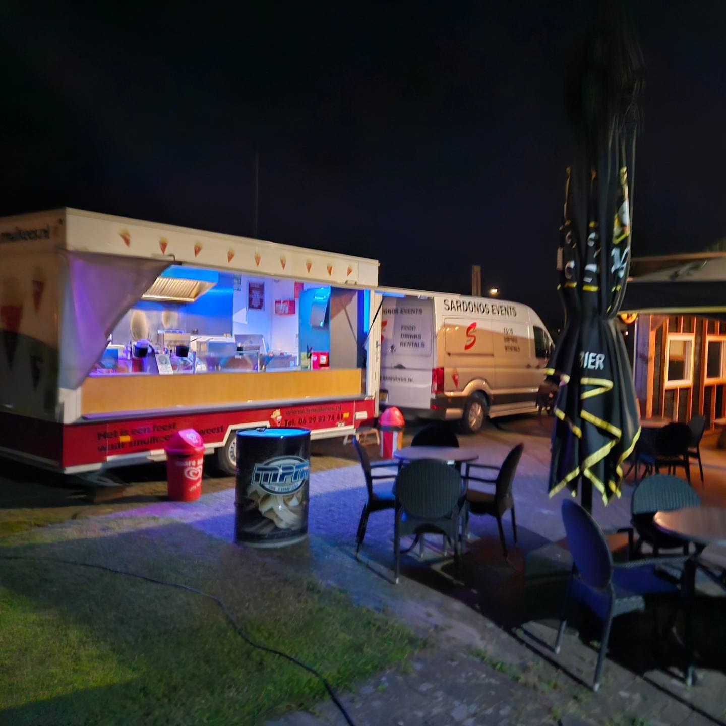 Frietkar huren nieuwjaarsborrel — Smulkees frietwagen op een sfeervolle winteravond