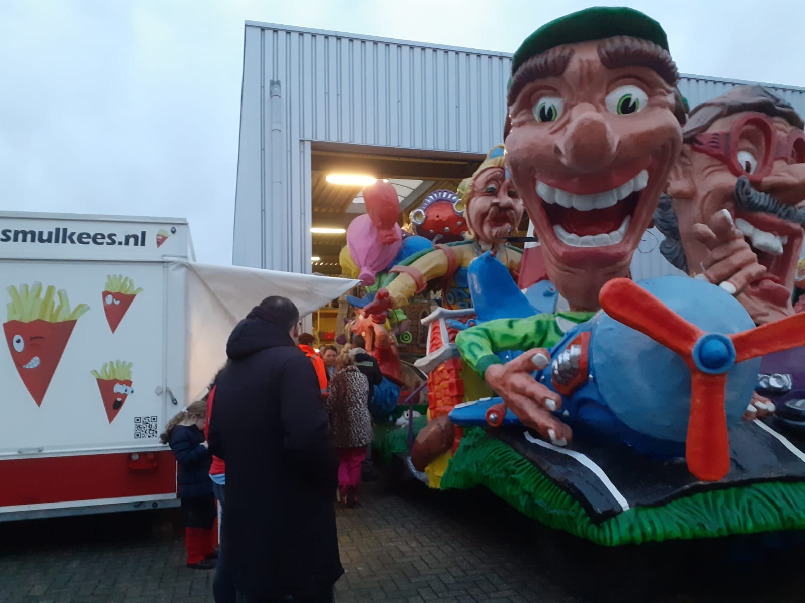 Frietkar huren carnaval — Smulkees frietwagen tijdens een carnavalsfeest met verklede gasten