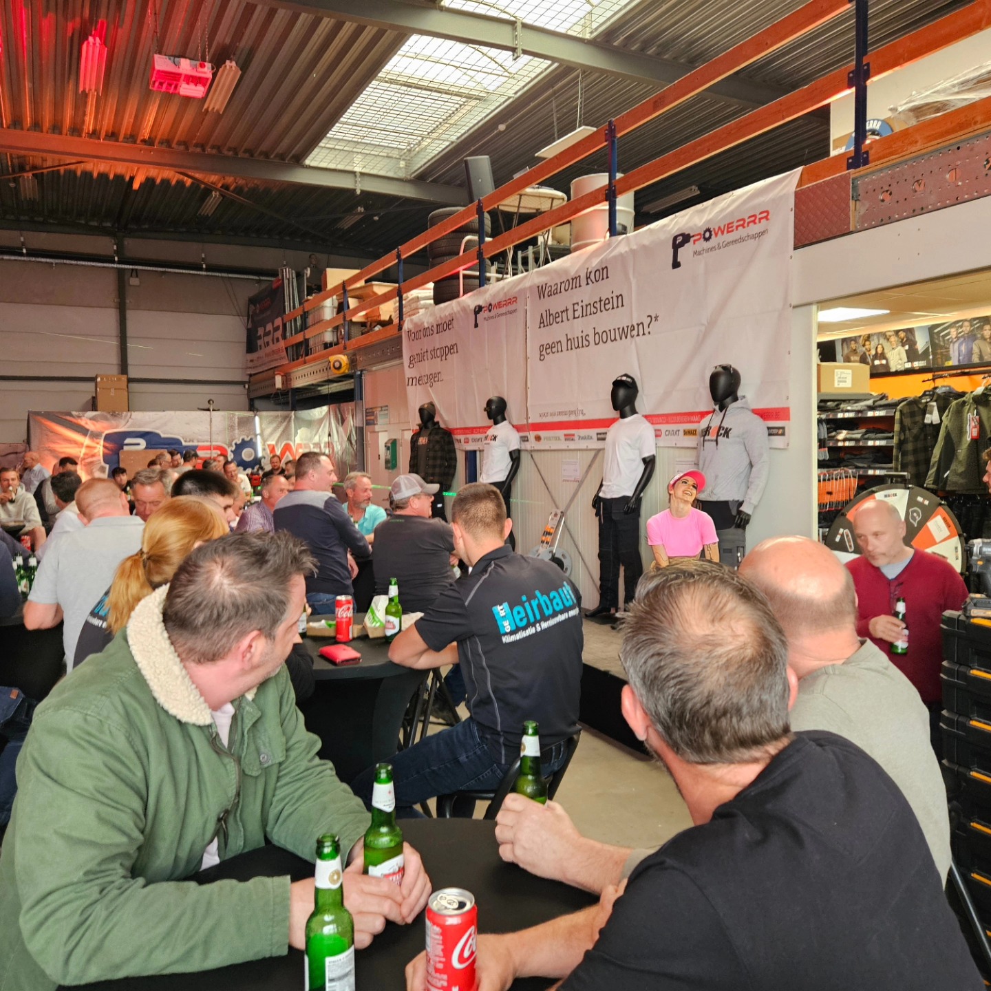 Frietkar huren evenement — Smulkees frietwagen met bezoekers die verse friet halen